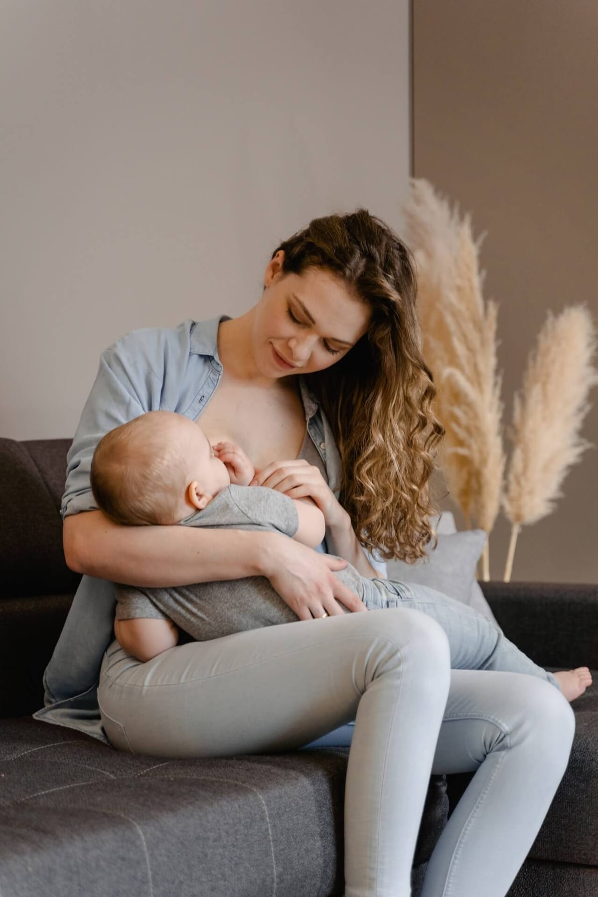 5 Best Breastfeeding Positions for New Moms